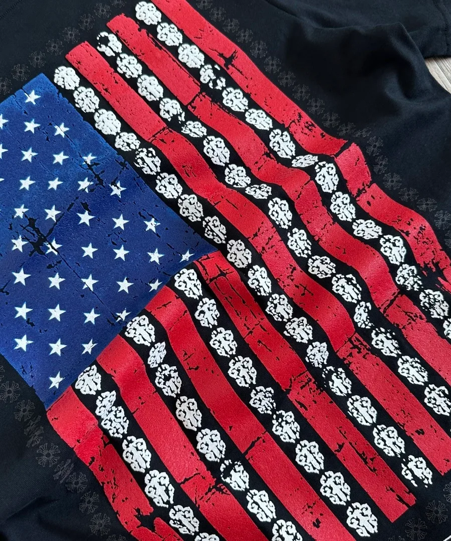 Деталь принта флага США на черной футболке Chrome Hearts