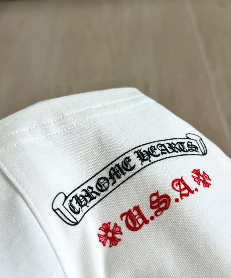 Нагрудный карман белой футболки с принтом Chrome Hearts U.S.A.