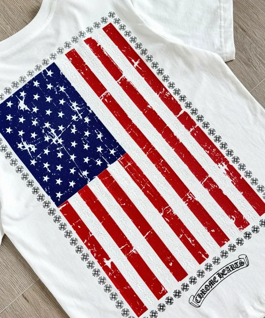 Принт флага США на спине белой футболки
