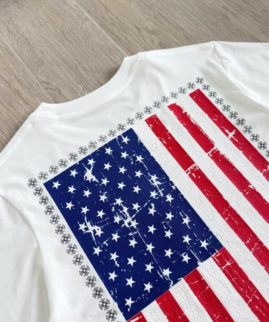 Верхняя часть принта флага США на белой футболке