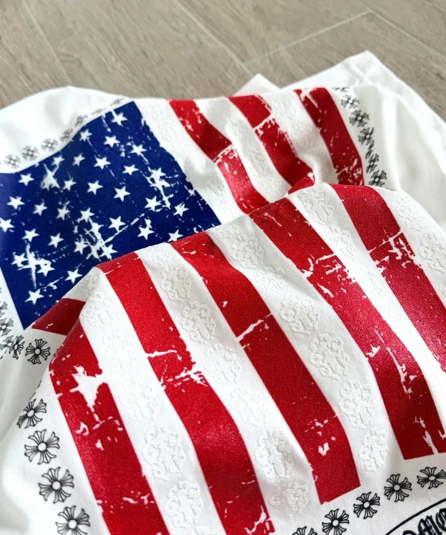 Сложенная белая футболка с принтом флага США