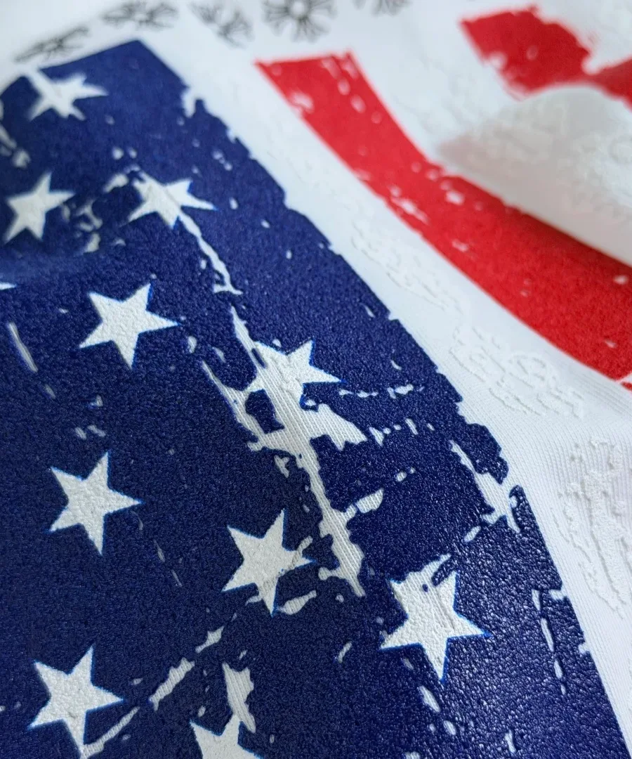 Принт флага США на белой ткани крупным планом