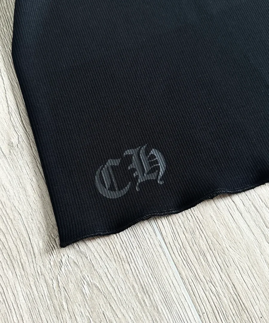 Принт с инициалами CH на нижнем крае майки Chrome Hearts