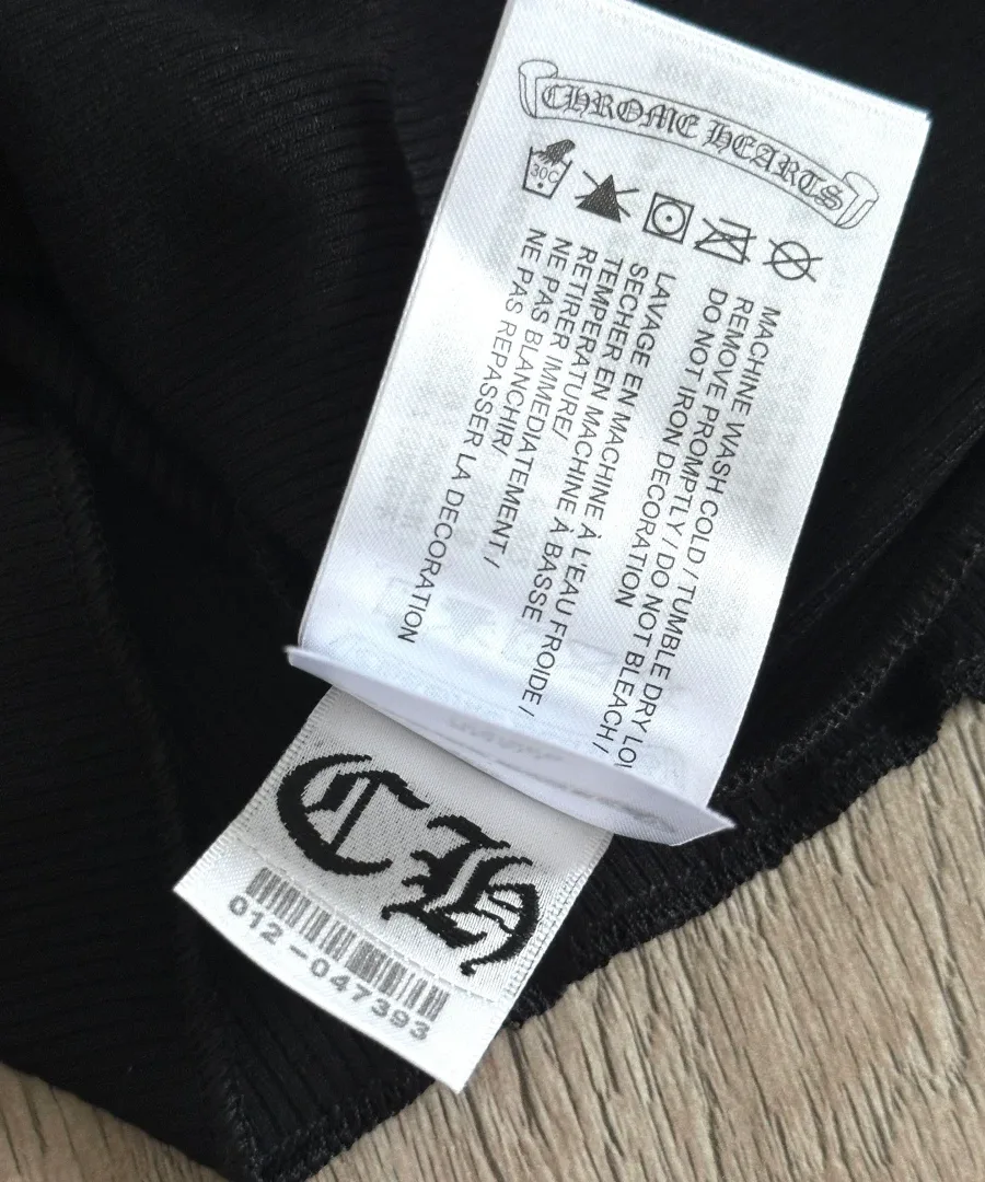 Ярлык с рекомендациями по уходу на майке Chrome Hearts