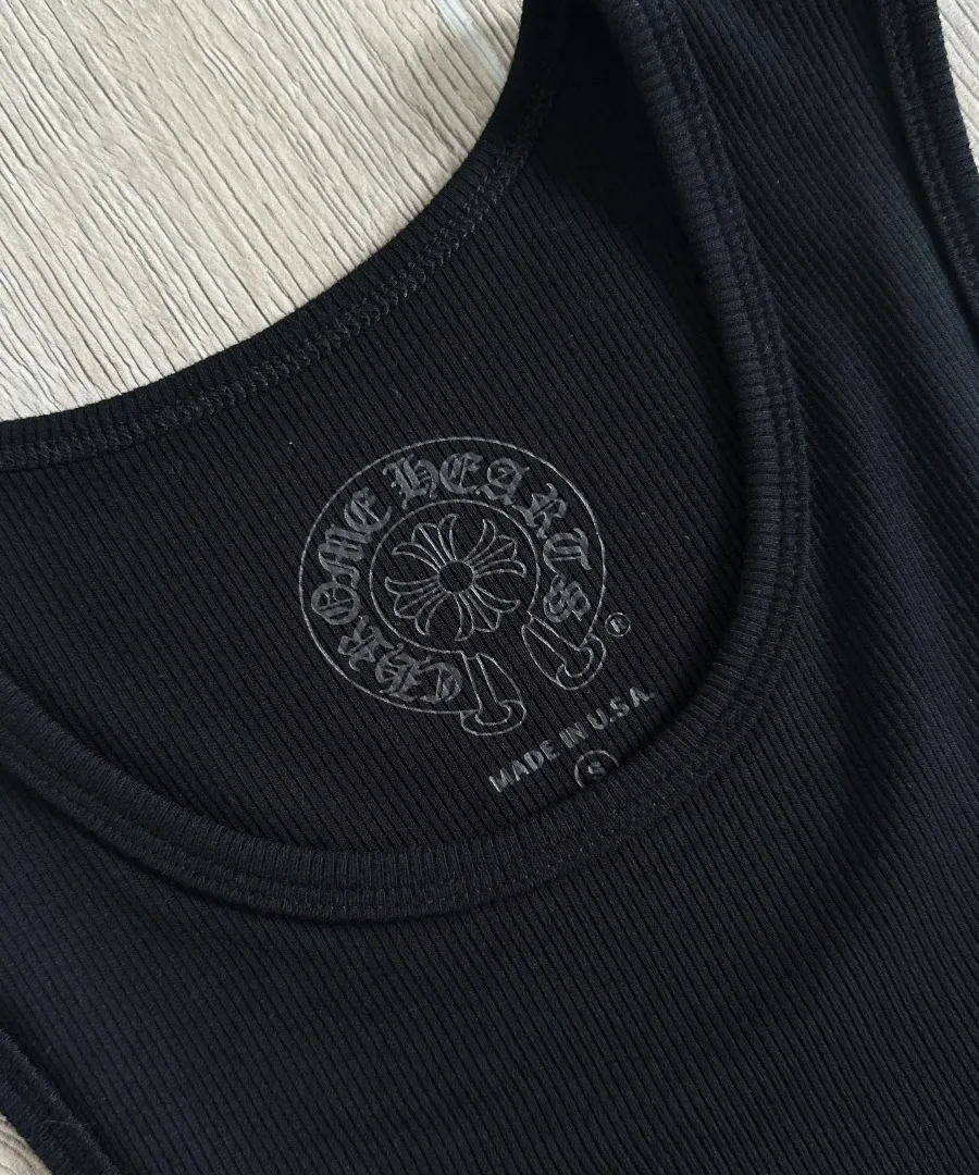 Внутренний принт с логотипом бренда на горловине майки Chrome Hearts