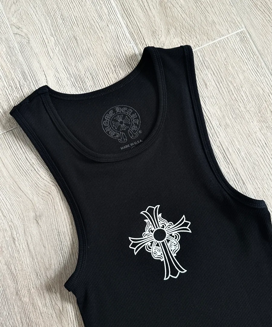 Крупный план передней части майки Chrome Hearts с принтом креста