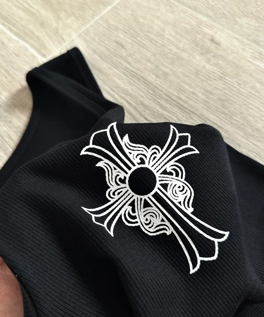 Контрастный принт в виде готического креста на груди майки Chrome Hearts