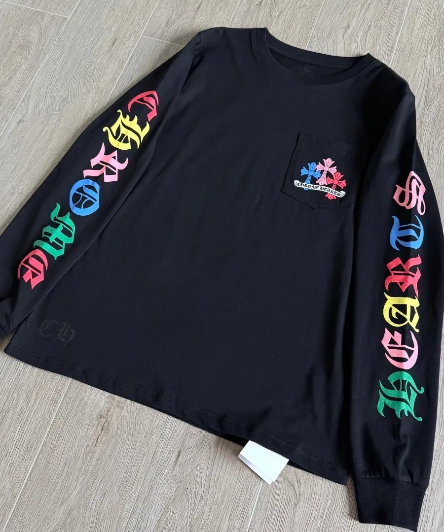 Черный лонгслив Chrome Hearts с разноцветными крестами, вид спереди под углом