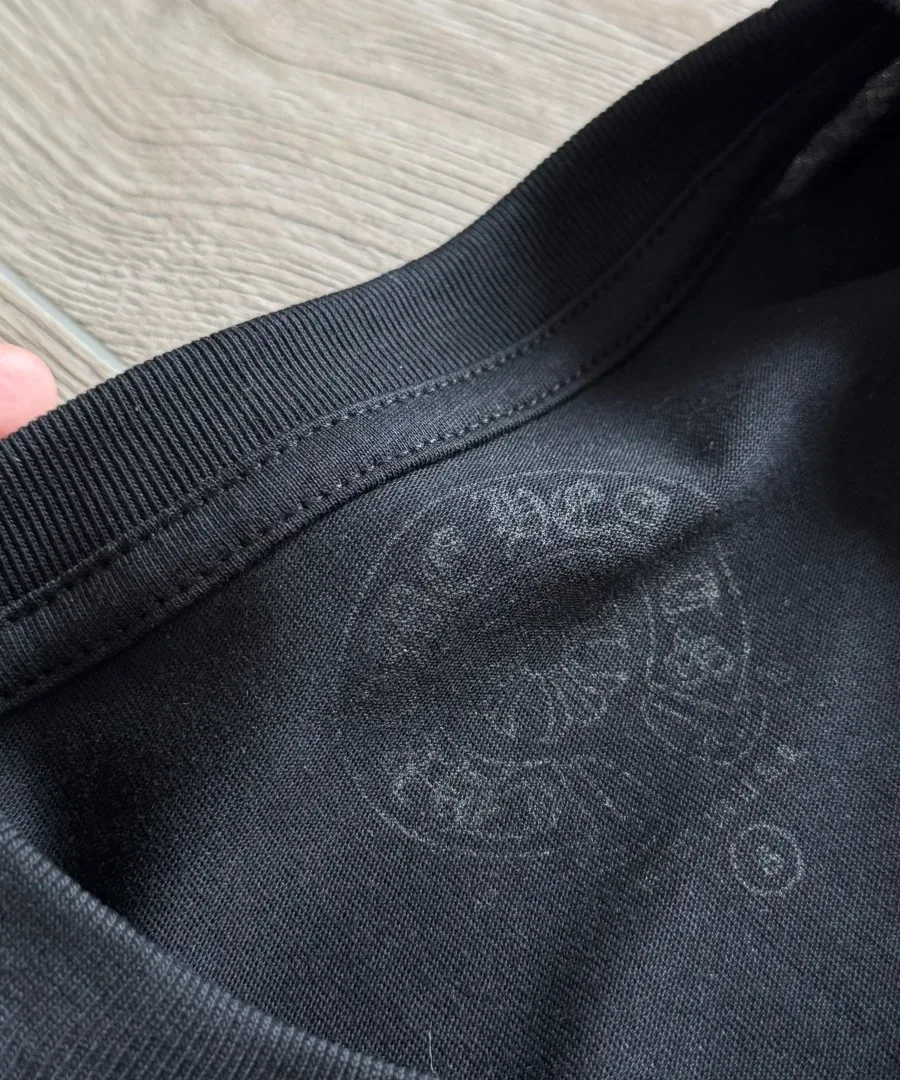 Круглый вырез горловины черного лонгслива Chrome Hearts, вид изнутри