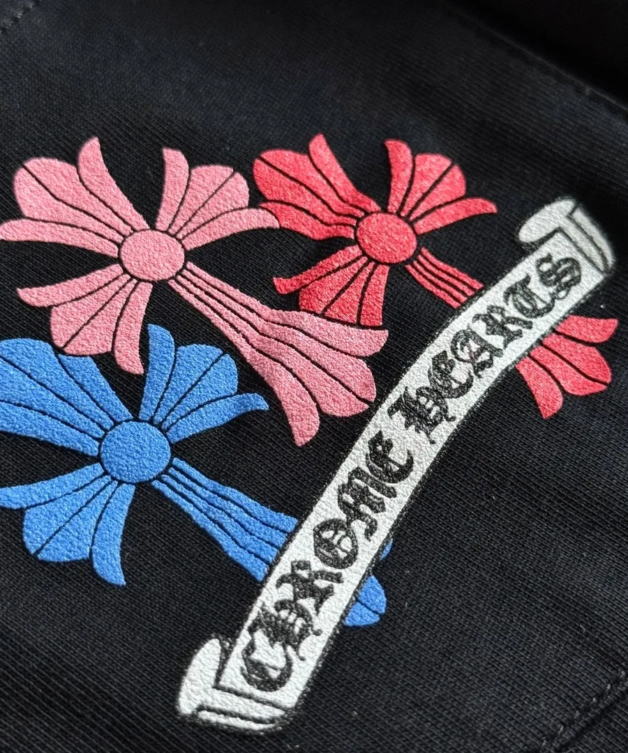 Накладной карман с принтом на груди черного лонгслива Chrome Hearts, крупный план