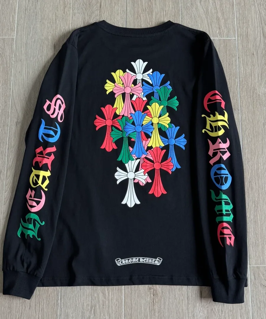 Черный лонгслив Chrome Hearts с разноцветными крестами, вид со спины