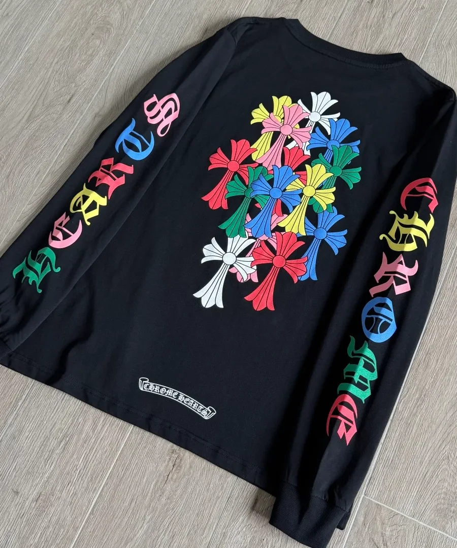 Черный лонгслив Chrome Hearts с разноцветными крестами, вид со спины под углом