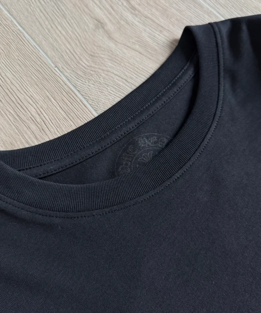 Круглый вырез горловины черного лонгслива Chrome Hearts
