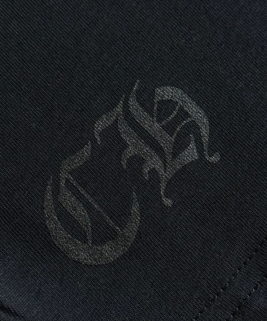 Вышитый логотип на подоле черного лонгслива Chrome Hearts