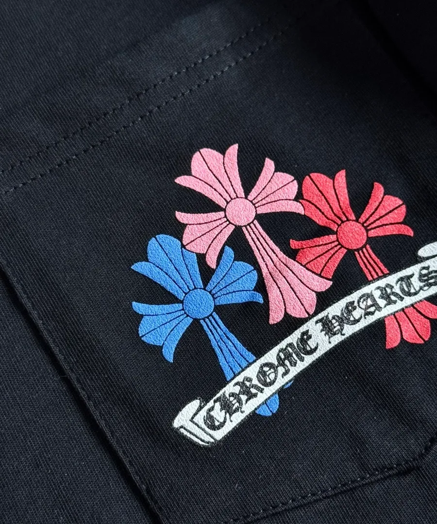 Накладной карман с принтом на груди черного лонгслива Chrome Hearts