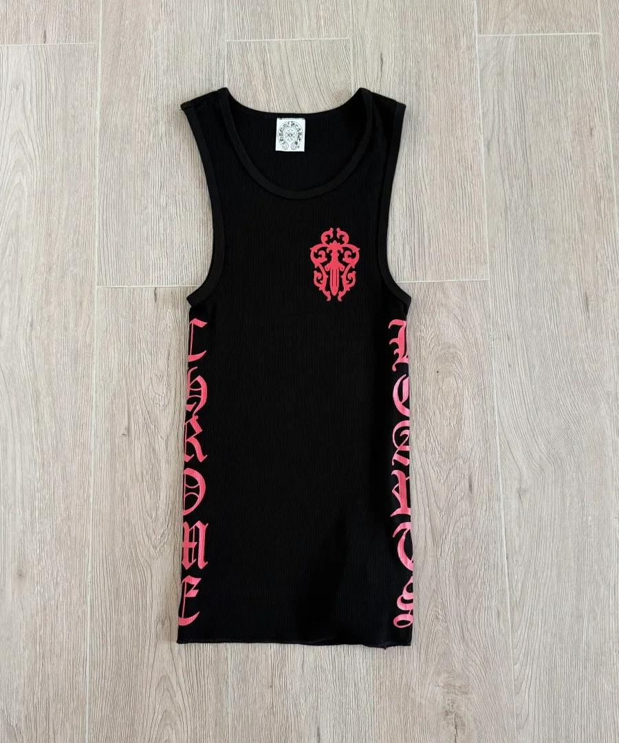 Черная майка Chrome Hearts с красным принтом, вид спереди