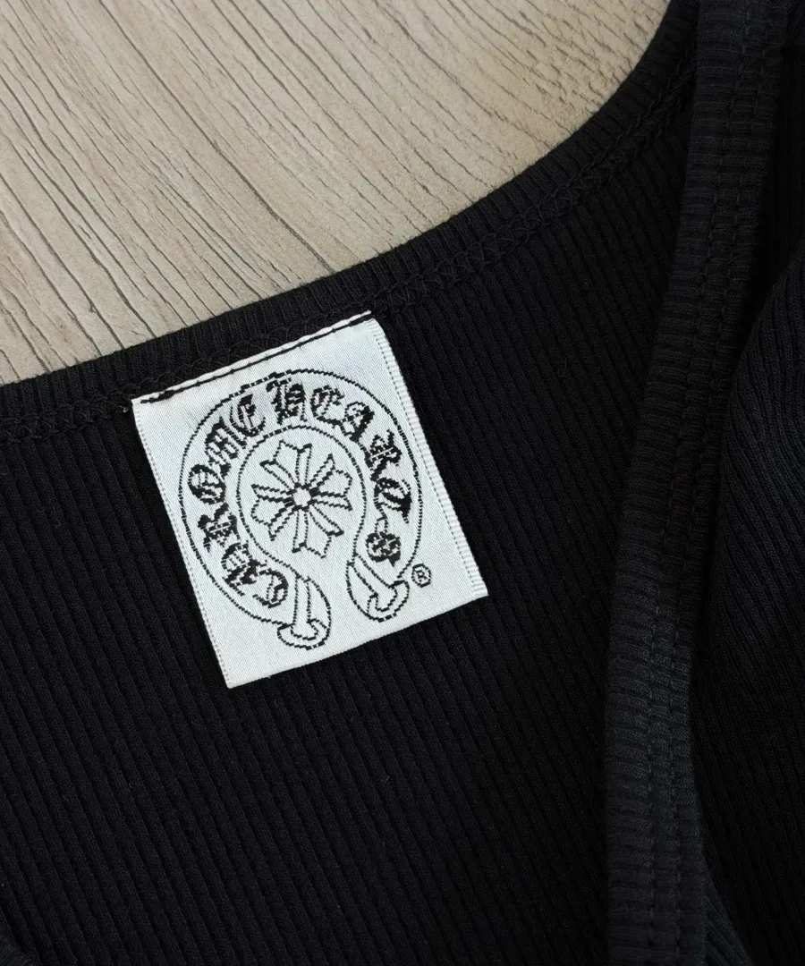 Фирменная бирка Chrome Hearts на горловине