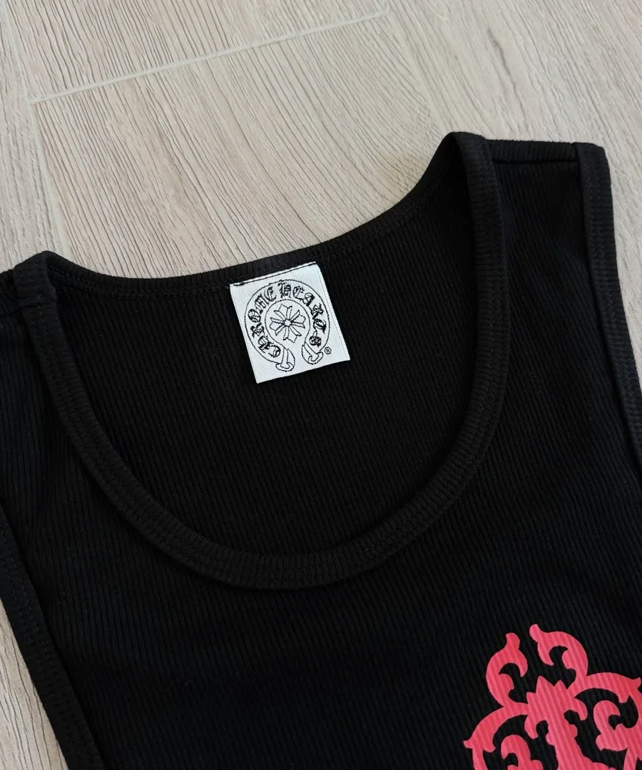 Горловина черной майки Chrome Hearts с биркой