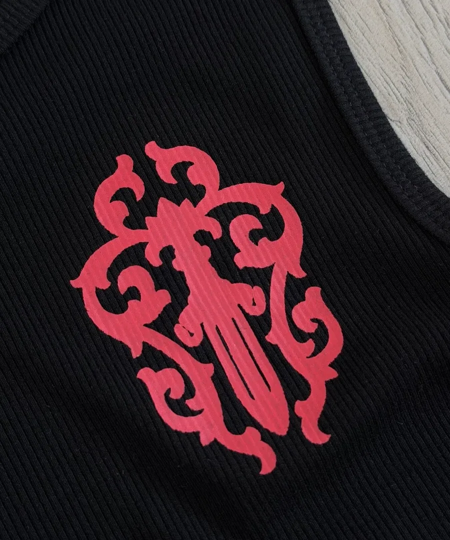 Красный готический принт на груди майки Chrome Hearts