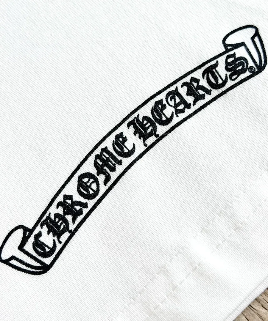 Принт со свитком Chrome Hearts на подоле белой футболки