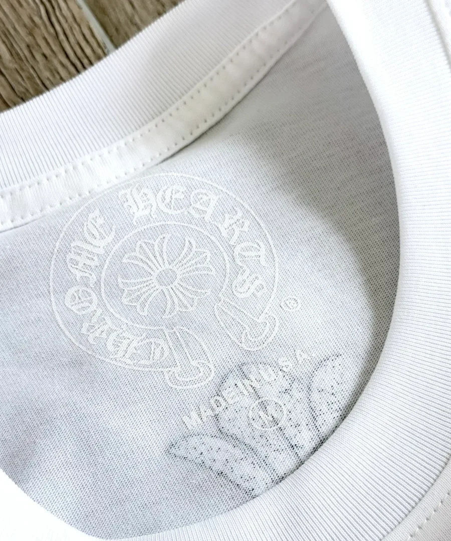 Бирка на воротнике белой футболки Chrome Hearts