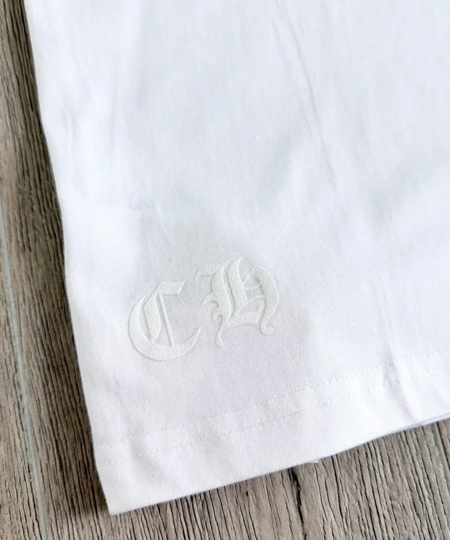 Тиснение CH на подоле белой футболки Chrome Hearts