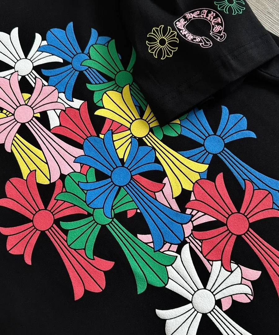 Принт с крестами на спине черной футболки Chrome Hearts