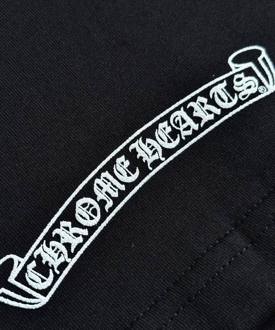 Принт со свитком Chrome Hearts на подоле черной футболки