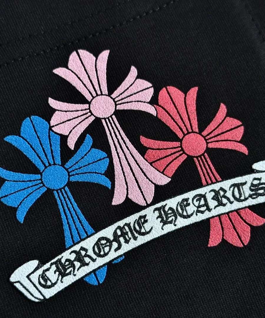 Принт на кармане черной футболки Chrome Hearts, крупный план
