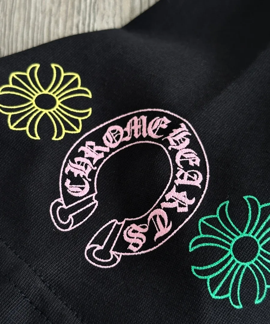 Принт на рукаве черной футболки Chrome Hearts, крупный план