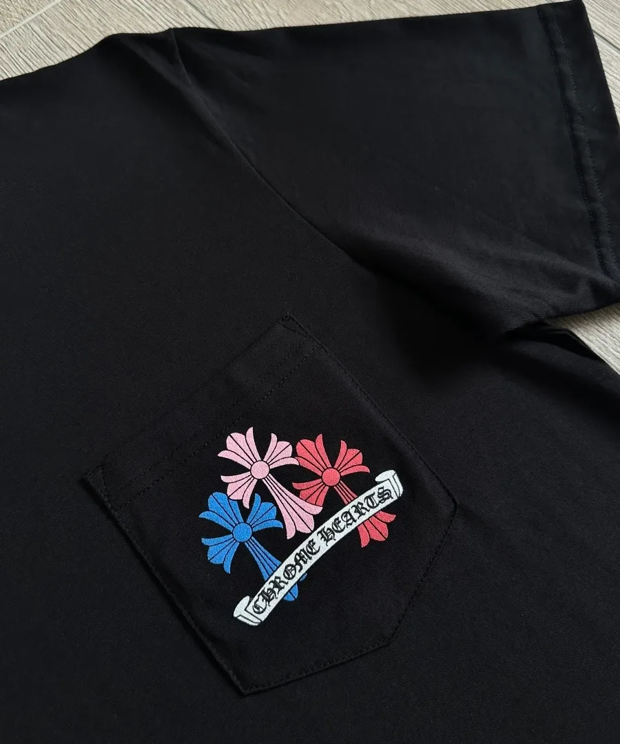 Принт на кармане черной футболки Chrome Hearts