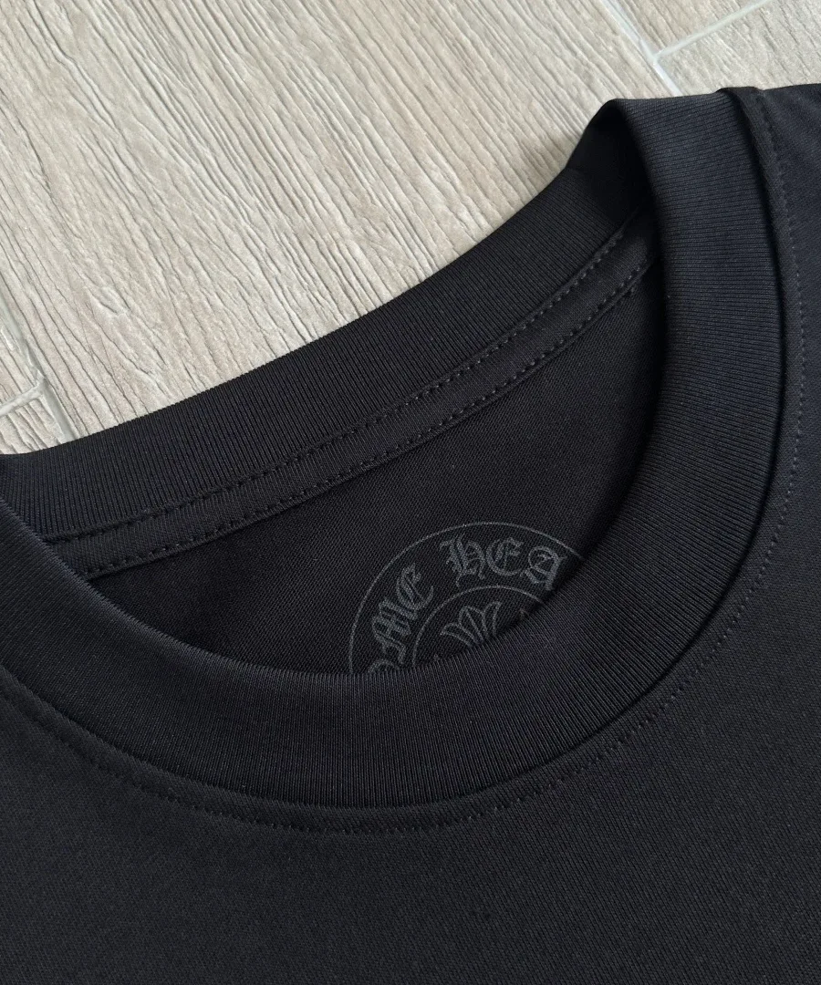 Воротник черной футболки Chrome Hearts