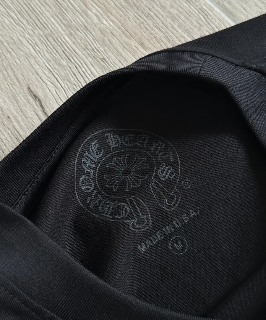 Бирка на воротнике черной футболки Chrome Hearts