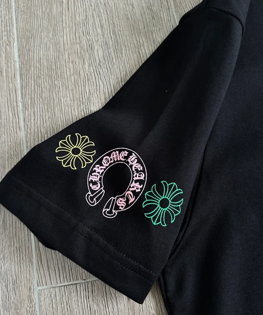 Принт на рукаве черной футболки Chrome Hearts