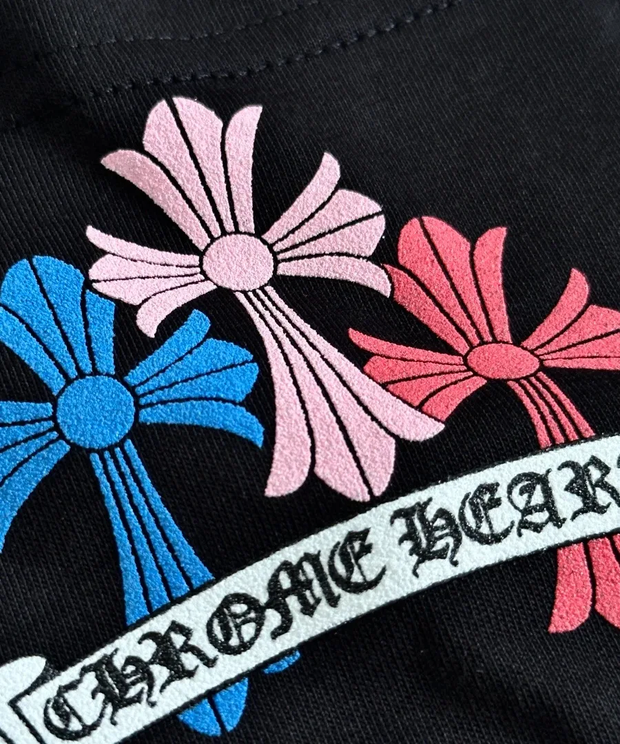 Деталь принта на кармане черной футболки Chrome Hearts