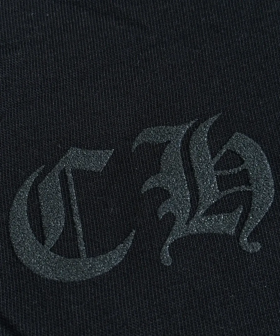 Тиснение CH на подоле черной футболки Chrome Hearts