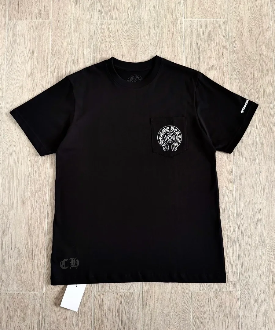 Черная футболка Chrome Hearts с карманом, вид спереди