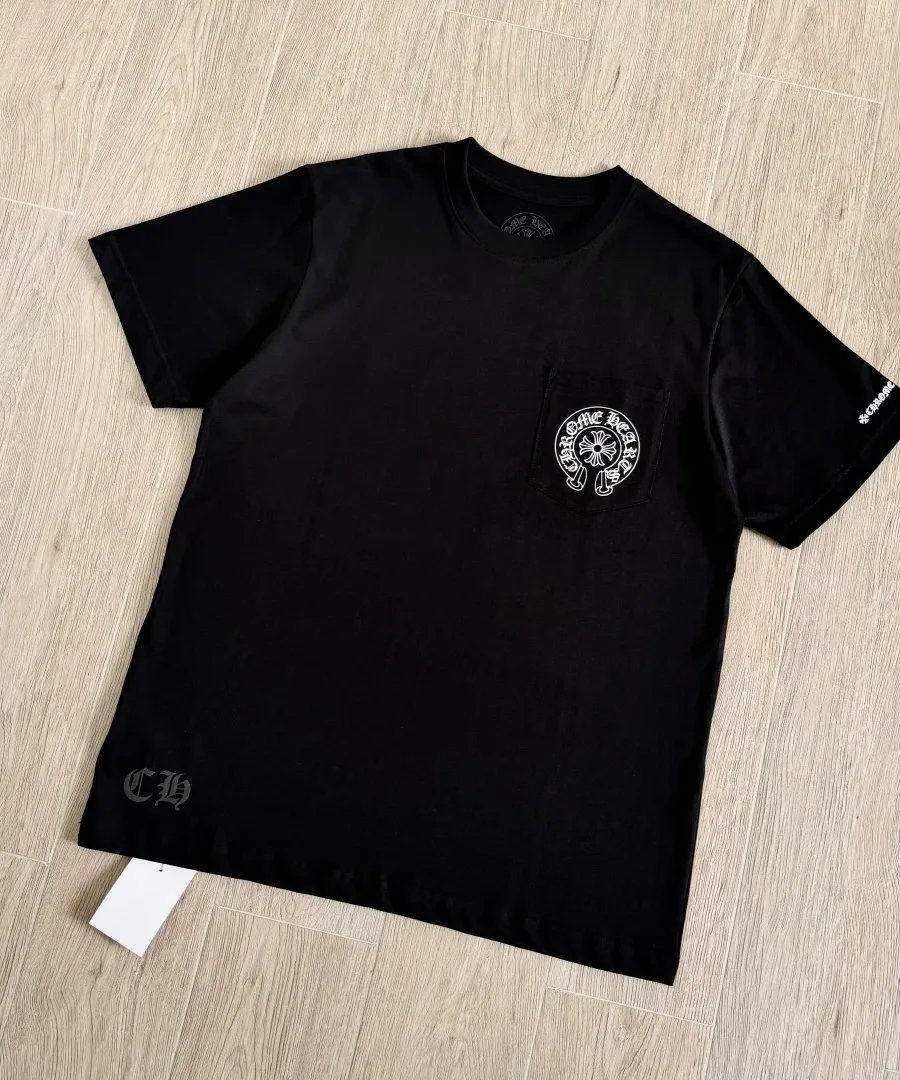 Черная футболка Chrome Hearts с карманом, вид под углом