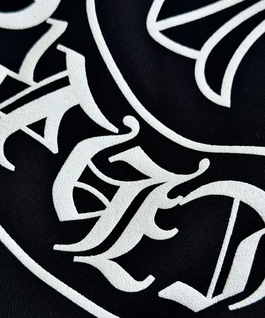 Текстура принта на черной футболке Chrome Hearts