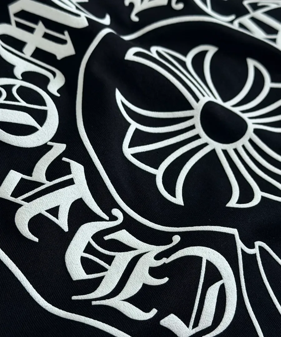 Деталь принта с логотипом на черной футболке Chrome Hearts