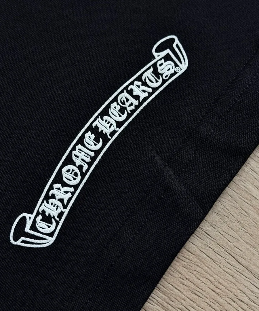 Принт на нижнем крае черной футболки Chrome Hearts