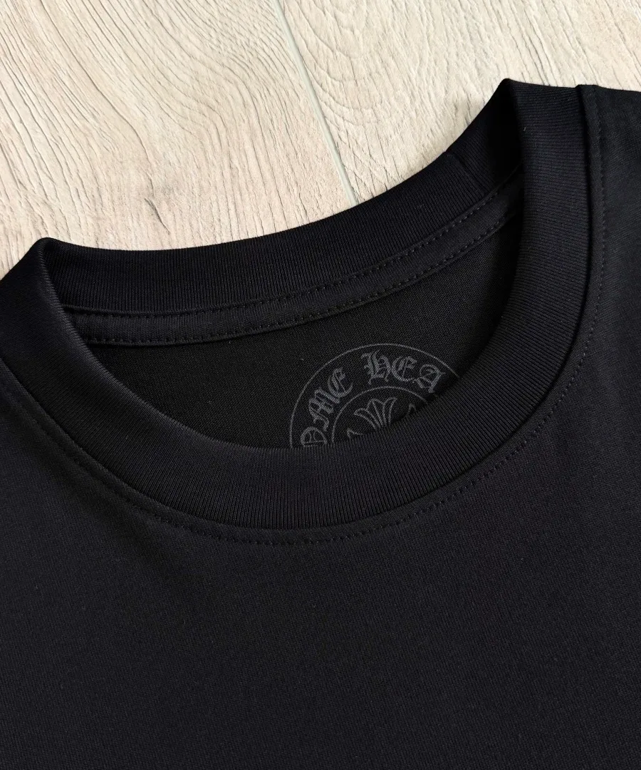 Круглый вырез черной футболки Chrome Hearts