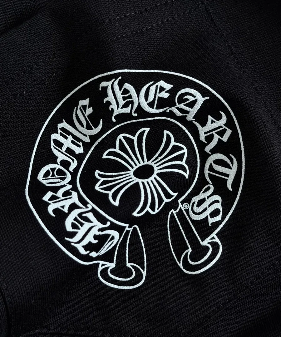 Принт на кармане черной футболки Chrome Hearts, крупный план