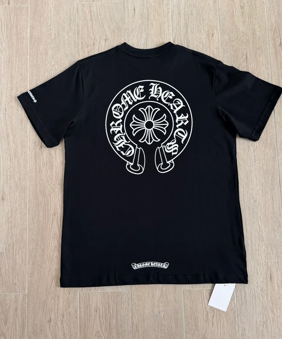 Черная футболка Chrome Hearts, вид сзади с принтом подковы