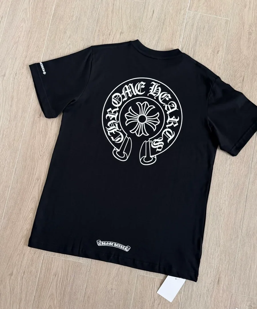 Черная футболка Chrome Hearts, вид сзади под углом