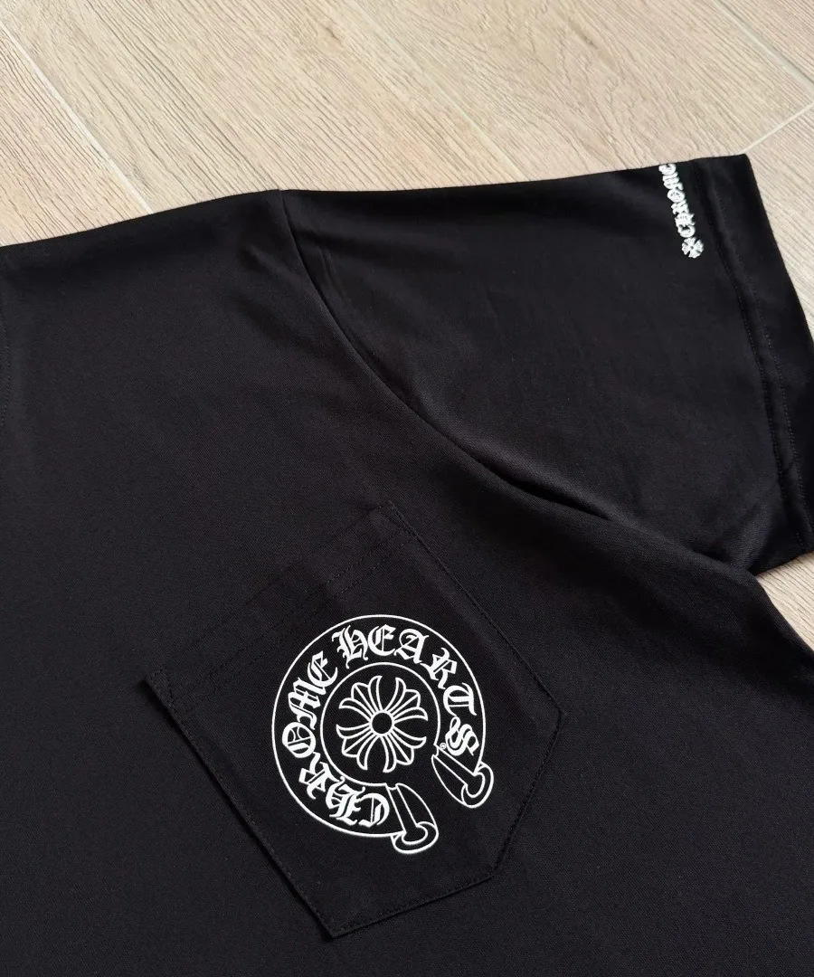 Деталь кармана черной футболки Chrome Hearts