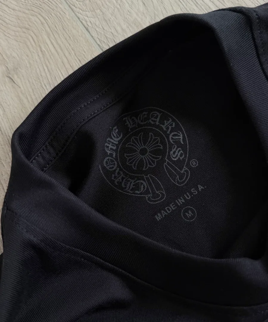 Внутренний принт на воротнике черной футболки Chrome Hearts