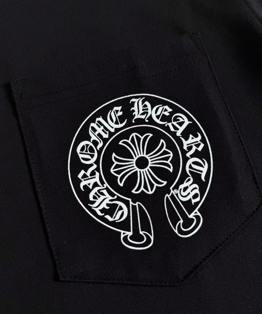 Принт на кармане черной футболки Chrome Hearts