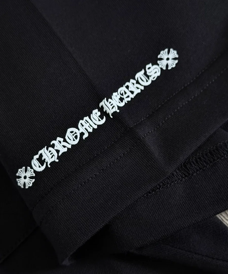 Принт на рукаве черной футболки Chrome Hearts