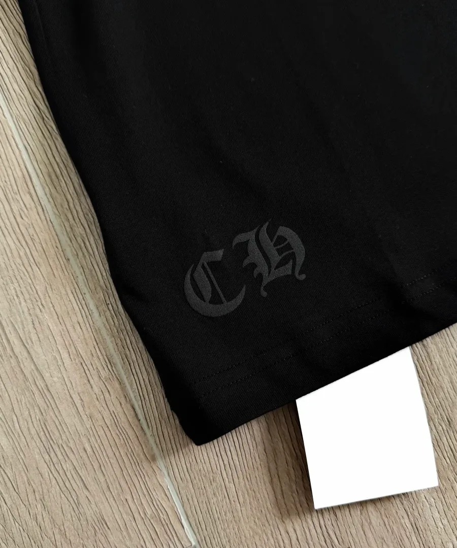 Вышивка CH на нижнем крае черной футболки Chrome Hearts